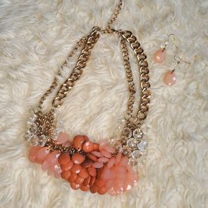 ❤3/$15 NWOT Necklace with matching earrings